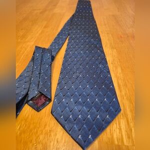 Elegant Blue Geometric Pattern Tie